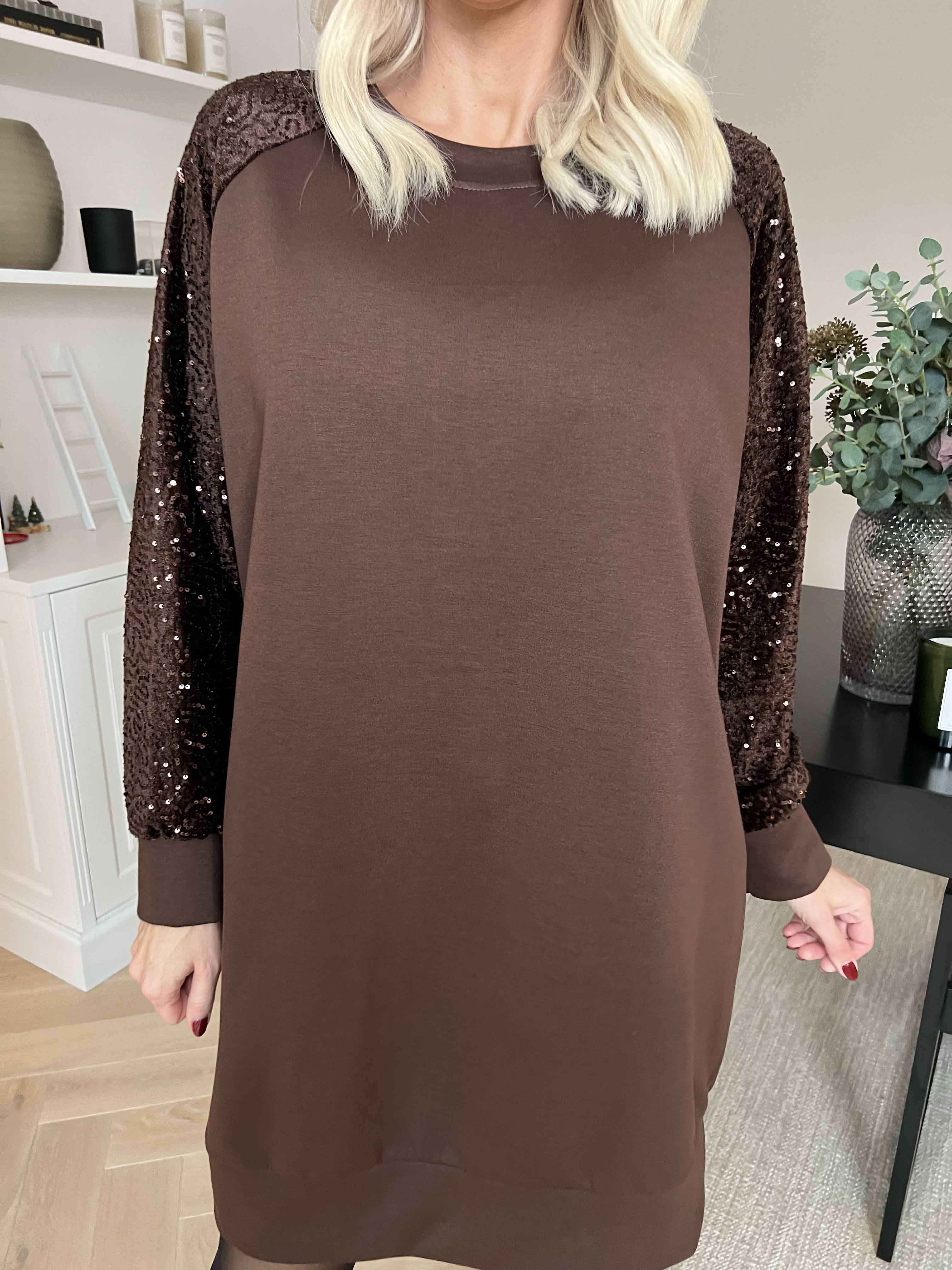 Parma - Joggingkjole med pailletærmer